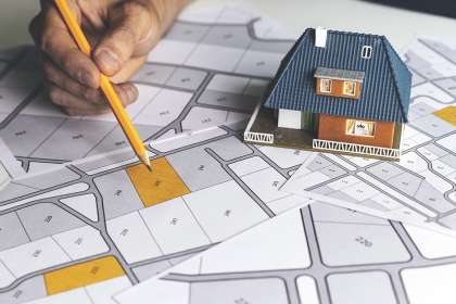 Foto: Bleistift zeigt Katasterplan