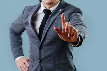 Foto: Mann streckt Zeigefinger aus